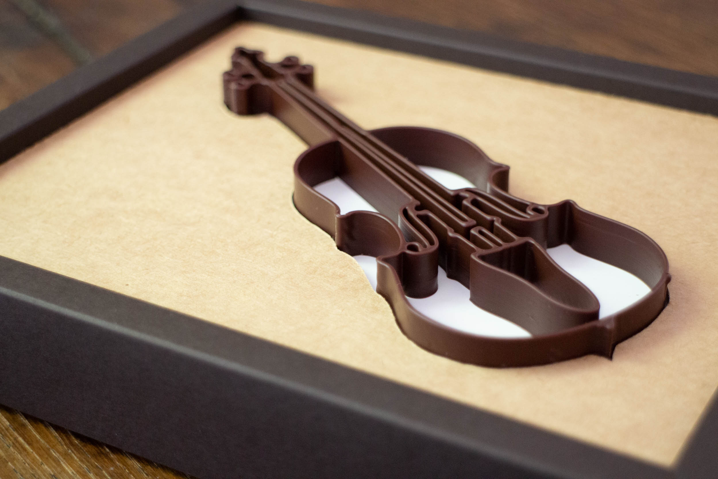 Geige 3D-gedruckt aus Schokolade in Geschenkschachtel